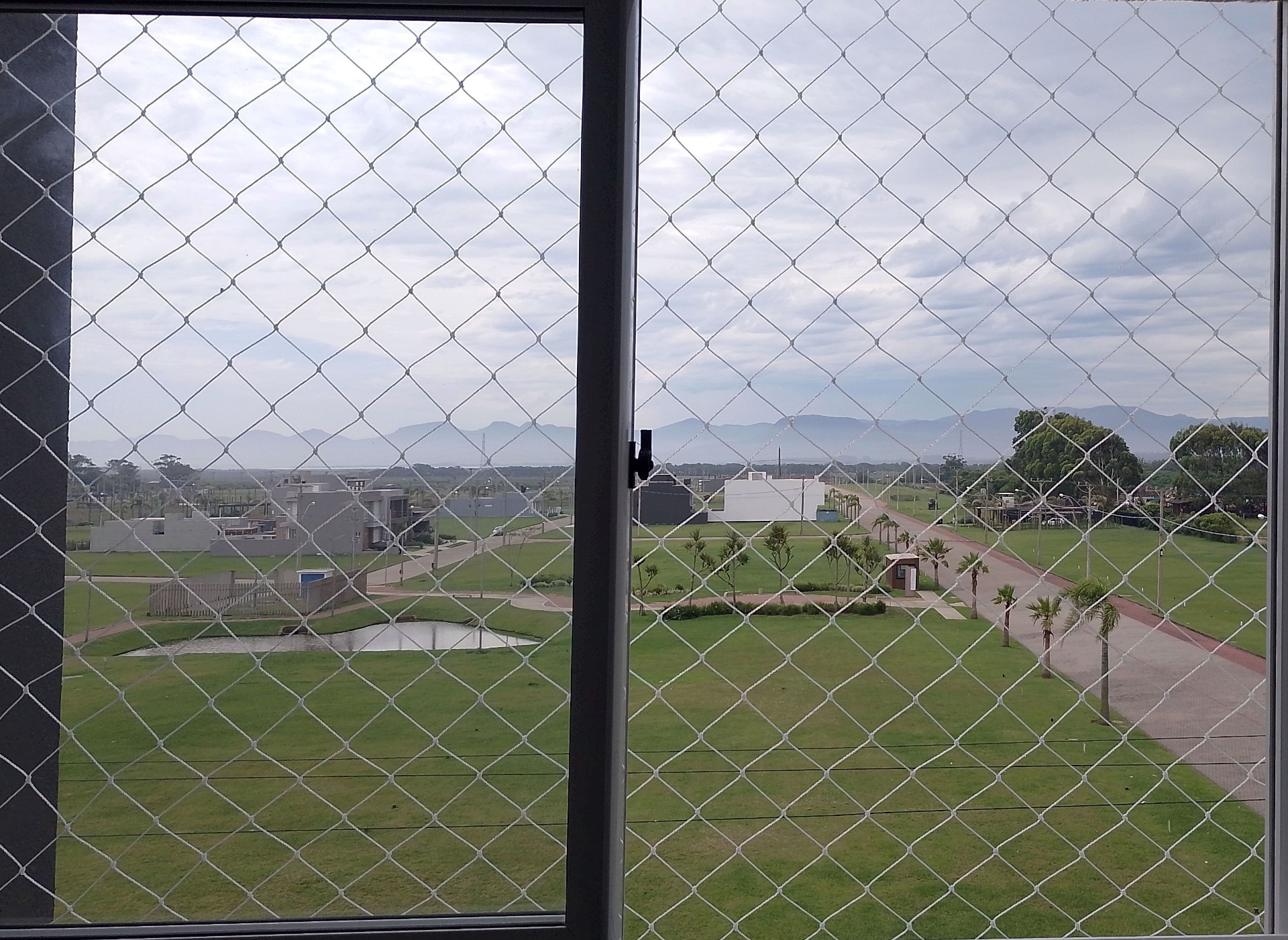 Rede de proteção em janela com vista para condomínio