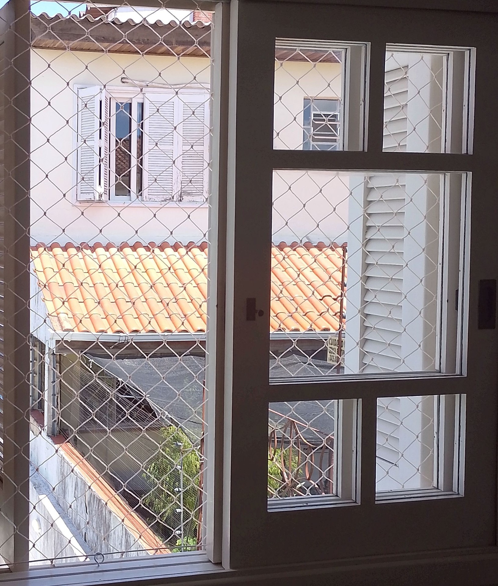 Porta janela com rede de proteção instalada