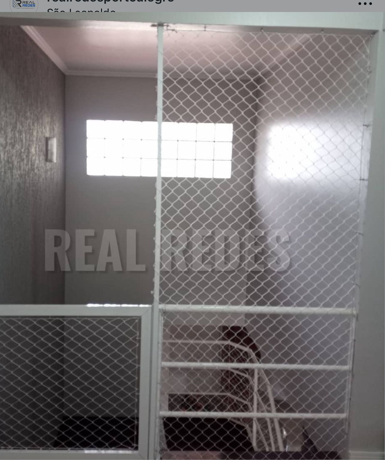 Mezanino fechado com rede de proteção branca do piso ao teto
