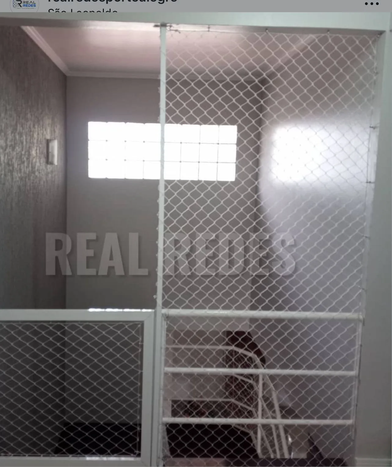 Mezanino fechado com rede de proteção branca do piso ao teto