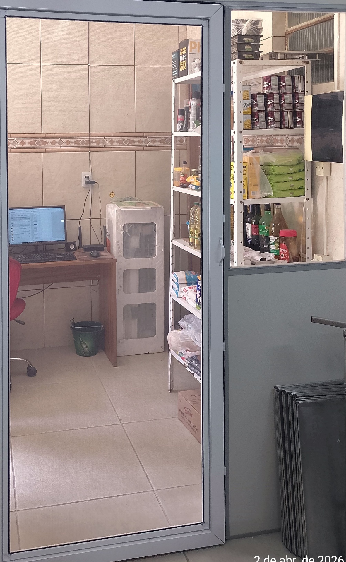 Porta de alumínio com tela mosqueteira instalada na entrada