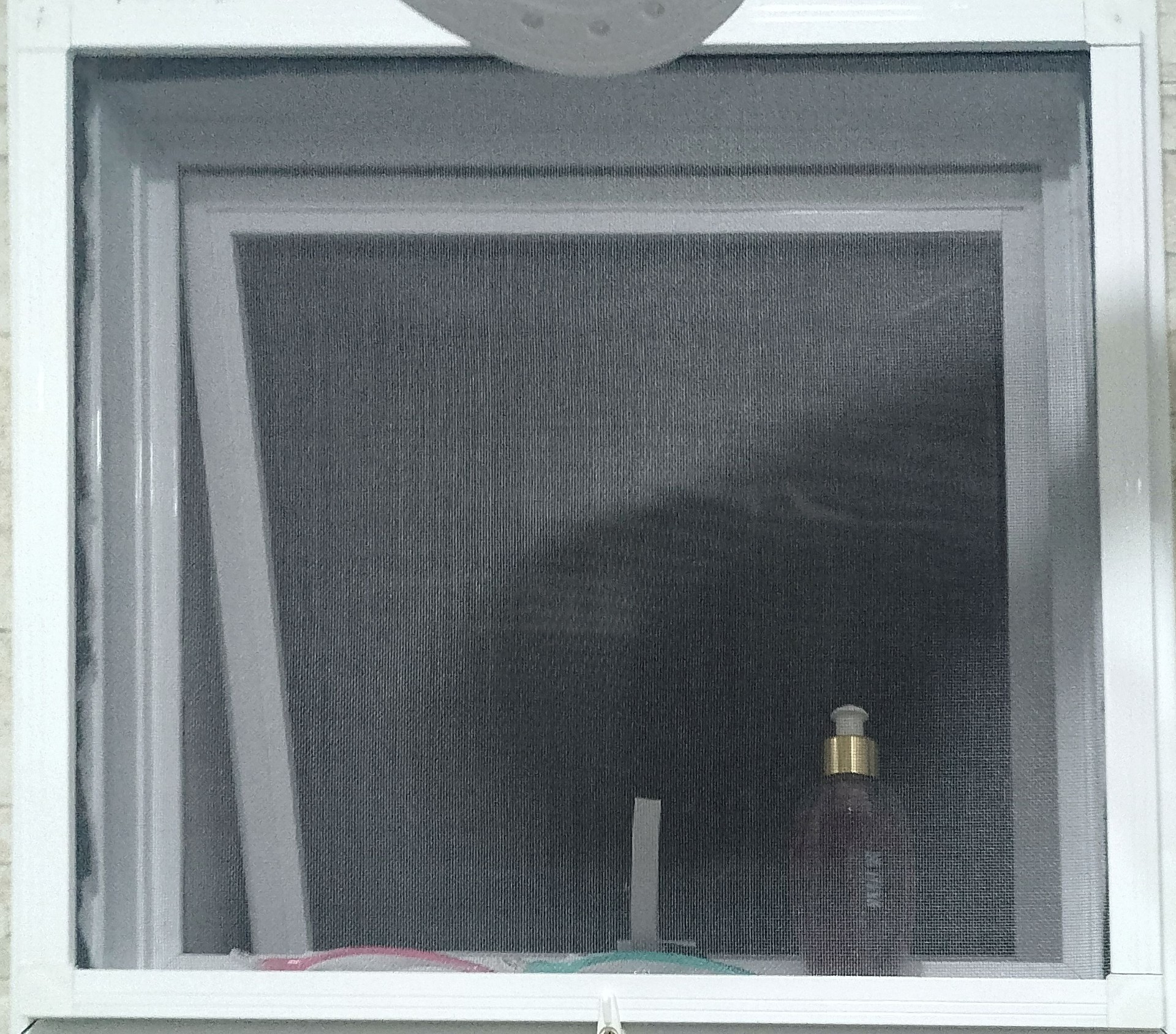 Janela maxim-ar com tela mosqueteira preta instalada