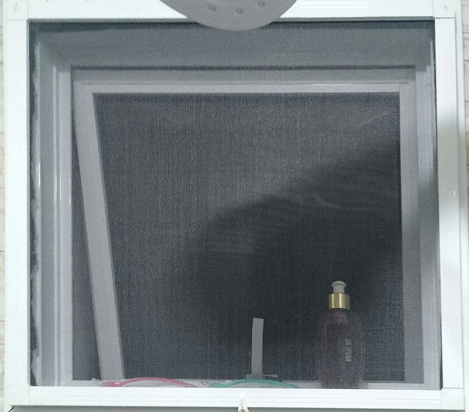 Janela maxim-ar com tela mosqueteira preta instalada