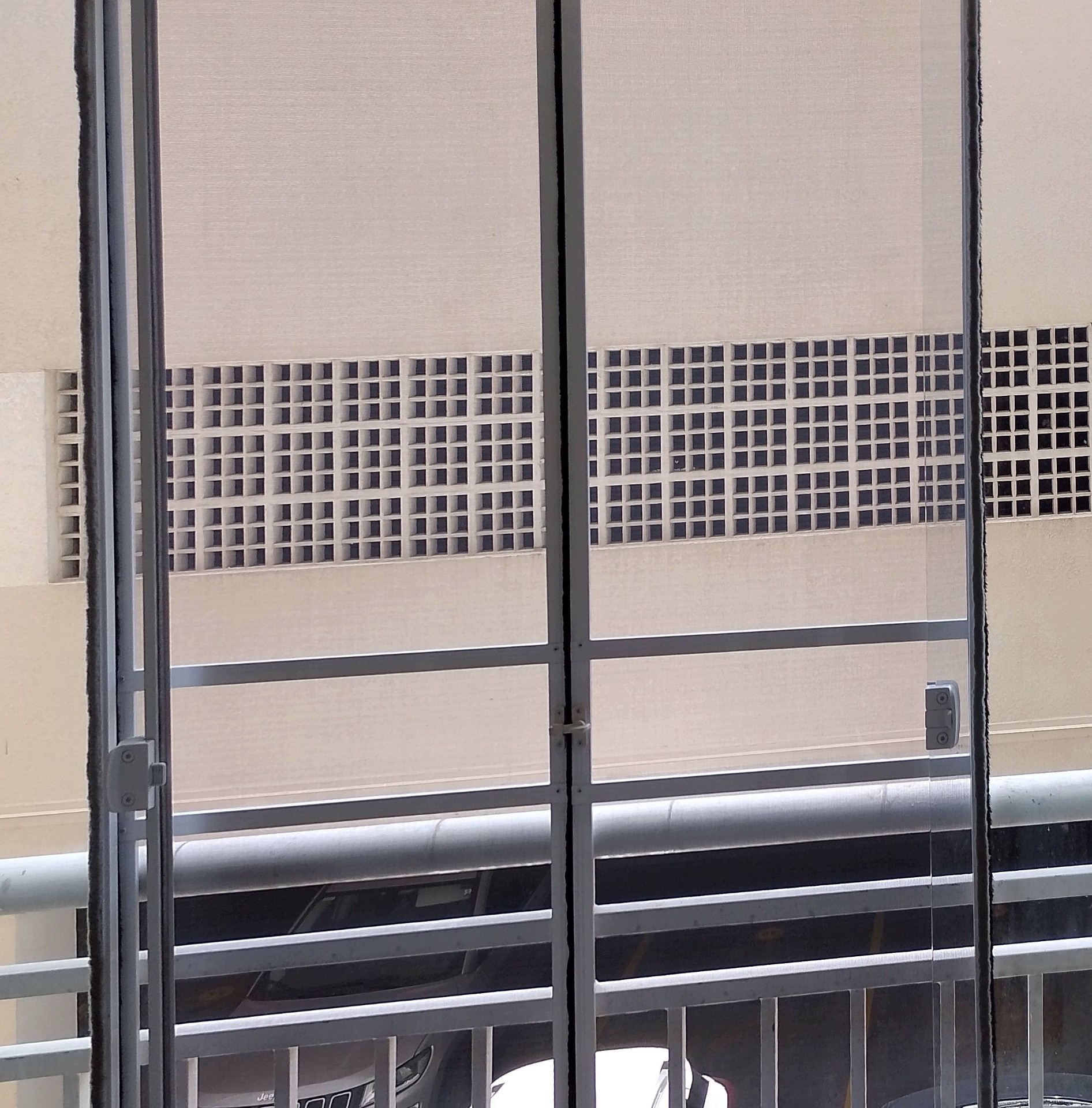 Porta de vidro com tela mosqueteira plissada retrátil