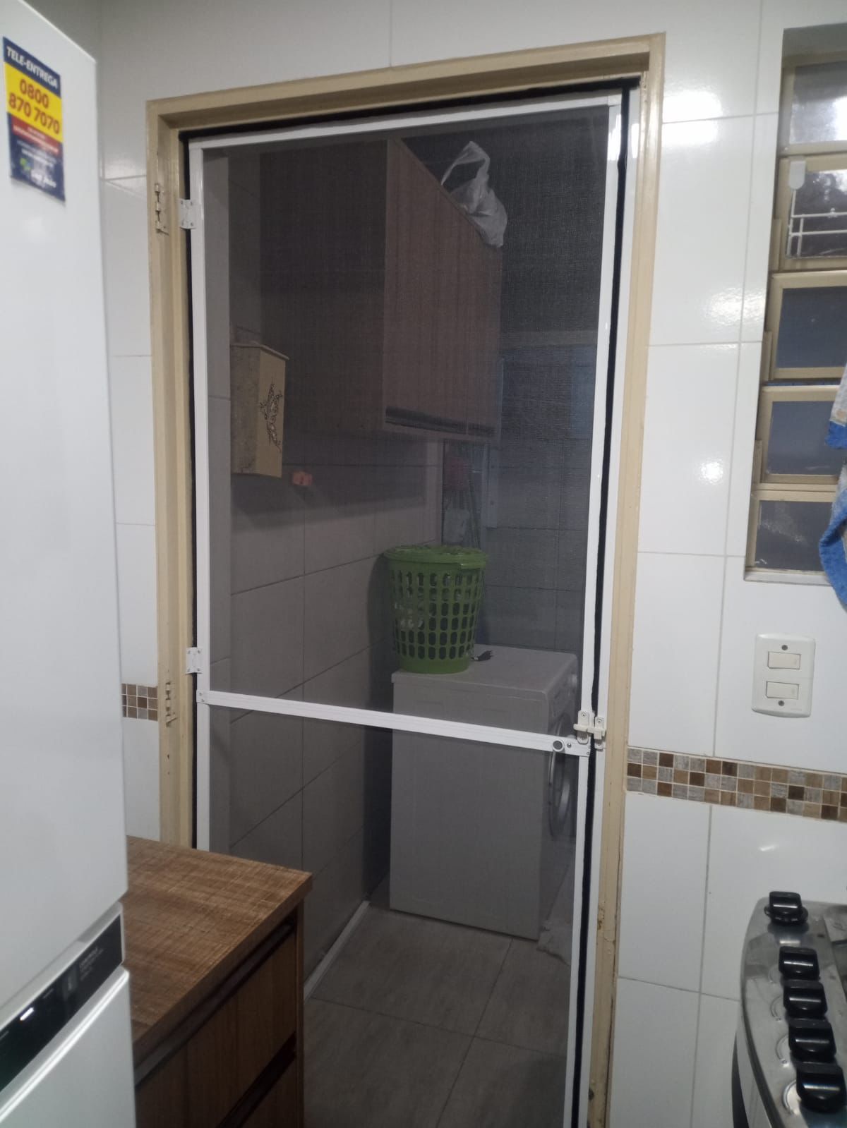Porta de cozinha com tela mosqueteira articulada de abrir