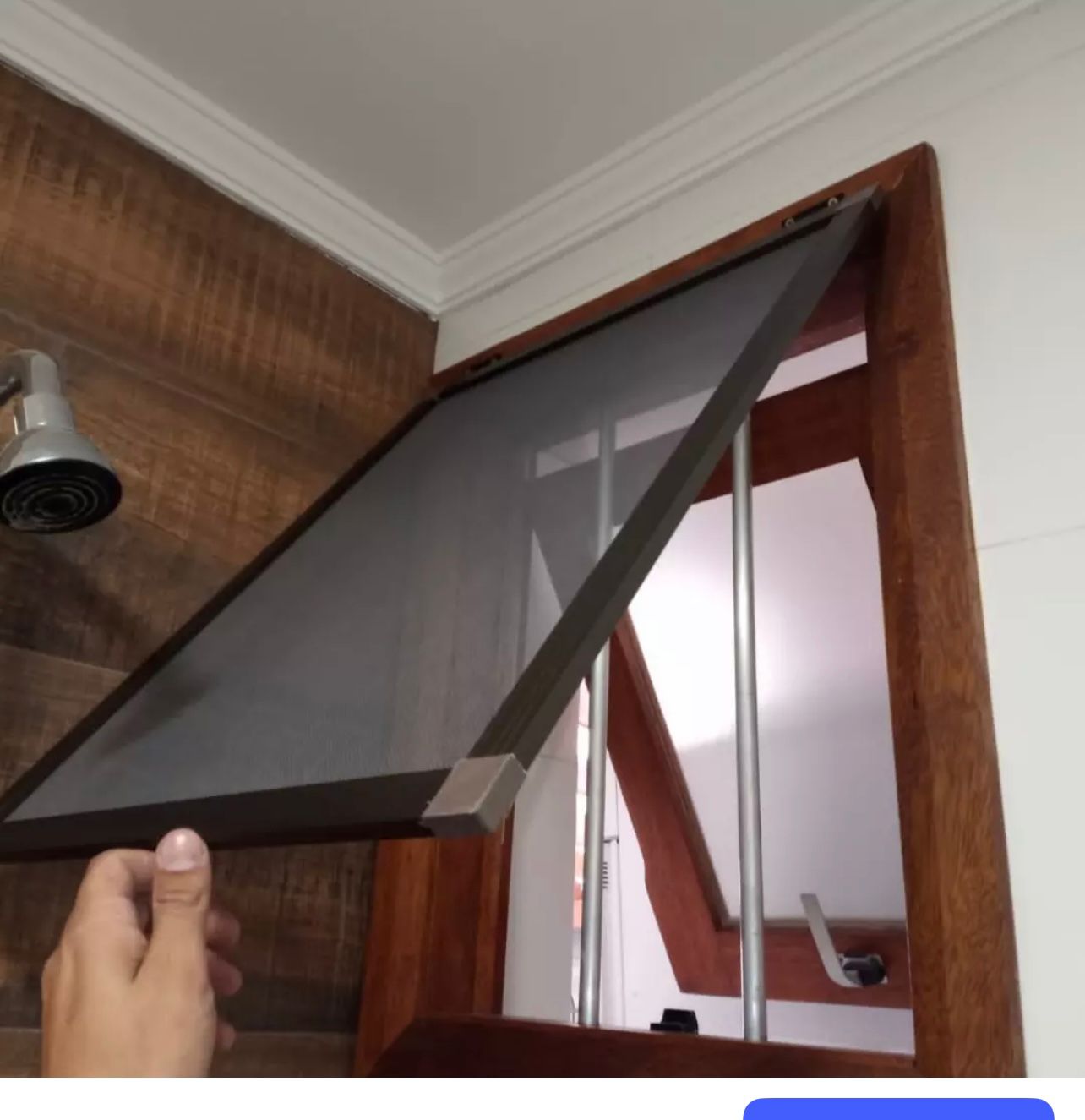 Tela mosqueteira magnética instalada em porta de madeira